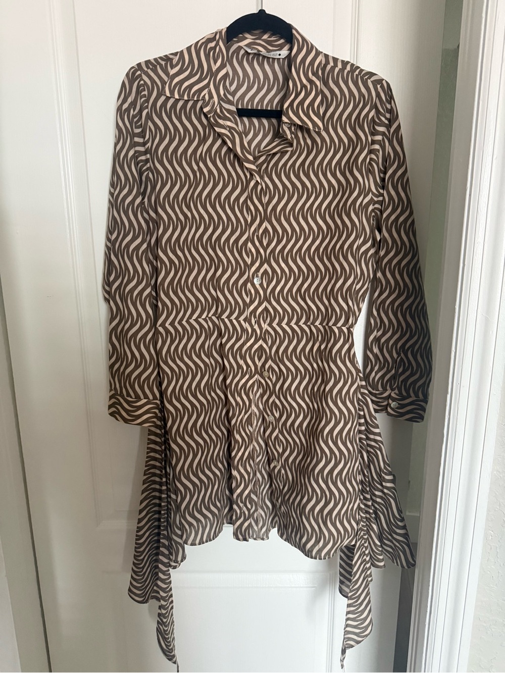 Zara Brown and Cream Wavy-Print Button-Down Shirt Dress with Tie Detail